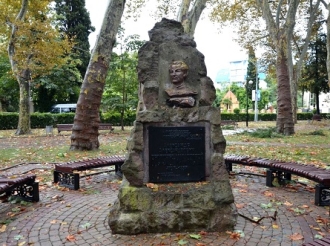 Памятник декабристу Бестужеву-Марлинскому 