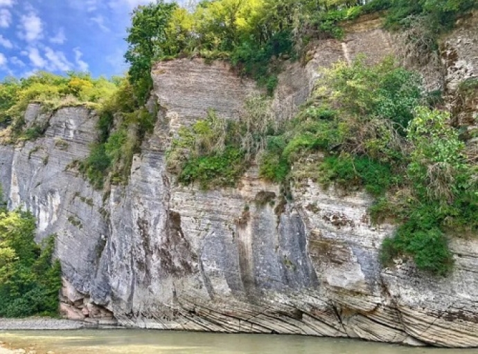 Ущелье реки Дзыхры. Памятник природы - корабельные скалы